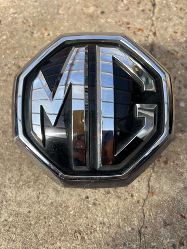 Front grille emblem - front,